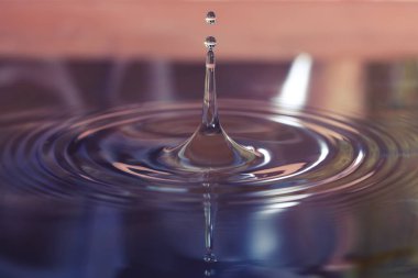 Makro fotoğraf su su havuza düşen damlaları