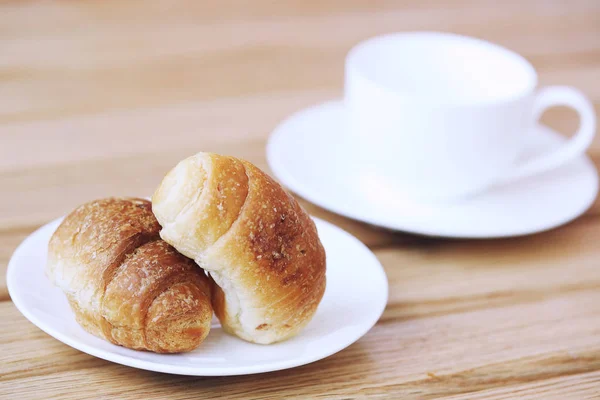 Zelfgemaakte croissant. Heerlijke verse croissants op houten tafel. — Stockfoto