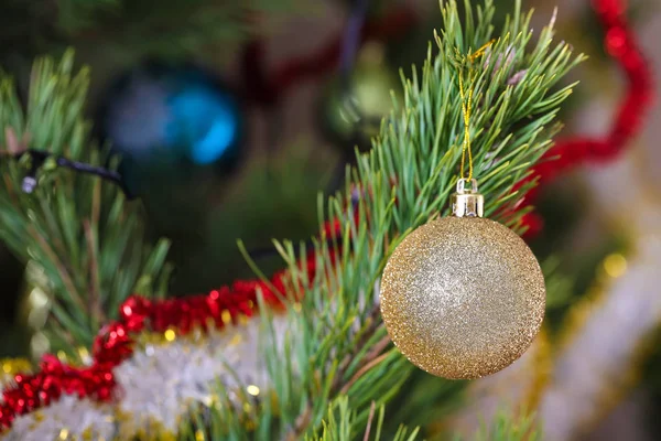 Noel ağacına asılı altın Noel top.