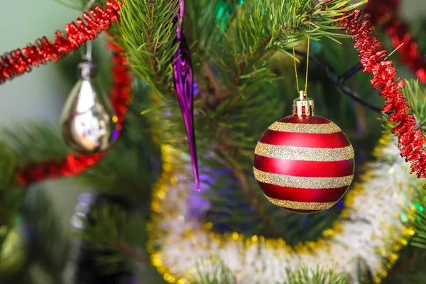 Noel ağacında asılı kırmızı Noel balosu