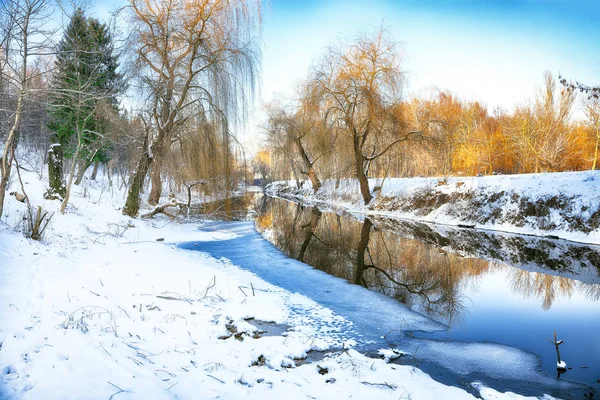 Winter landscape by a river — Stock Photo, Image