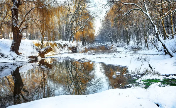 Paisagem de inverno por um rio — Fotografia de Stock