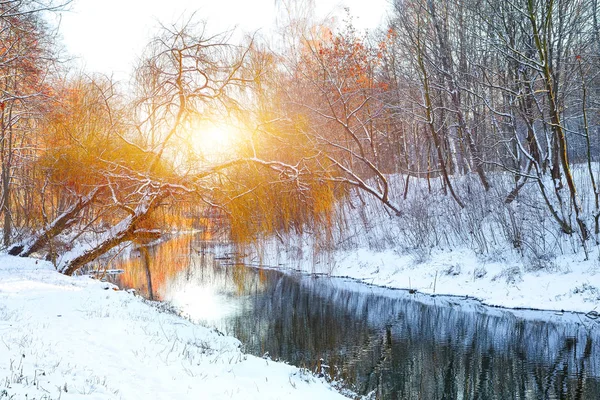 Paisaje invernal junto a un río al atardecer — Foto de Stock