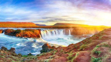 Güçlü Godafoss şelalesinin fantastik gündoğumu sahnesi.
