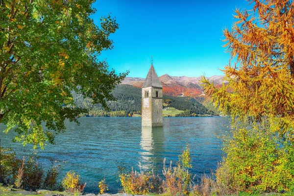 레시아 호숫가에 떠 있는 종탑의 환상적 인 가을 풍경 — 스톡 사진