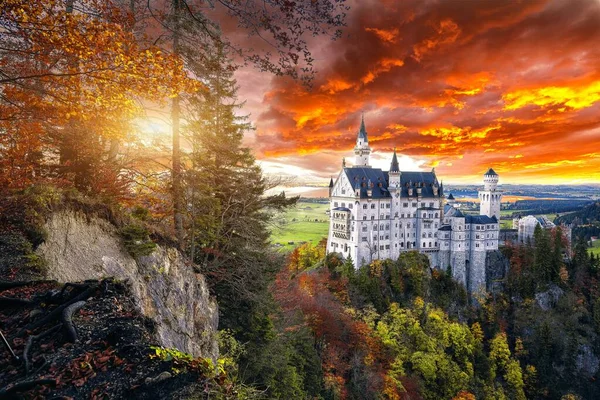 Majestätisk solnedgång syn på berömda Neuschwanstein slott i höst. — Stockfoto