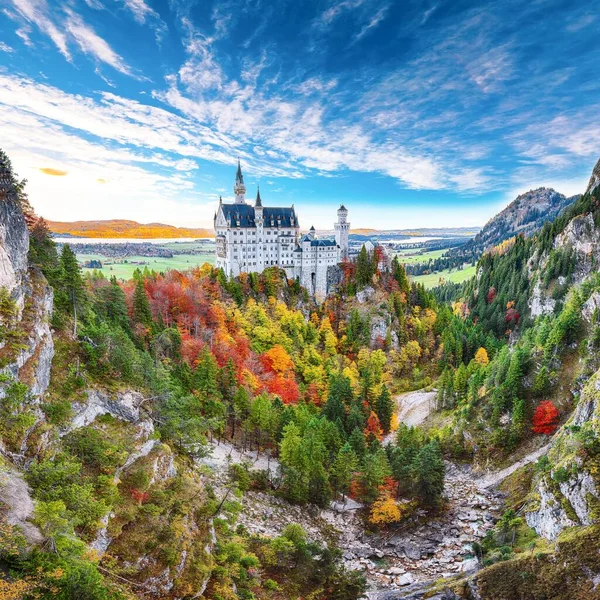 Pintoresca vista del famoso castillo de Neuschwanstein en otoño — Foto de Stock