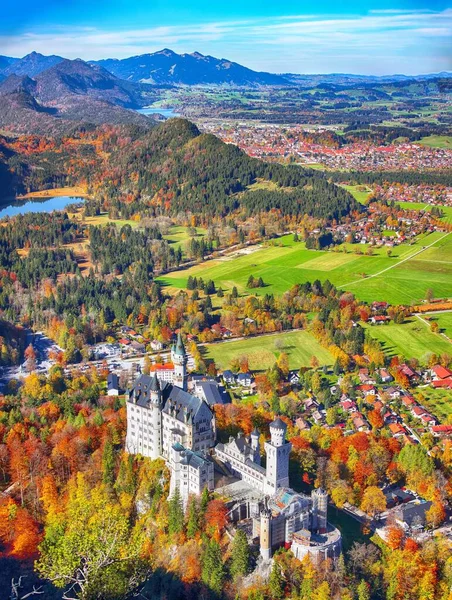 秋の有名なノイシュヴァンシュタイン城の空中写真. — ストック写真