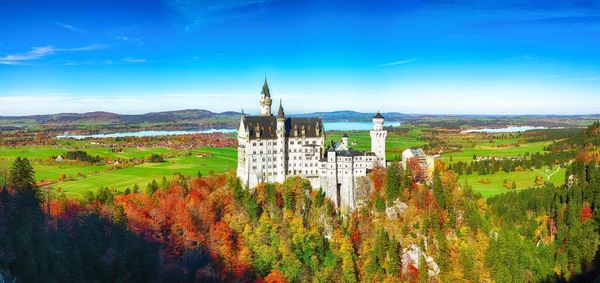 Pintoresca vista del famoso castillo de Neuschwanstein en otoño — Foto de Stock