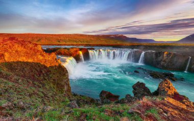 Güçlü Godafoss şelalesinin fantastik gündoğumu sahnesi.