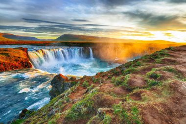 Güçlü Godafoss şelalesinin fantastik gündoğumu sahnesi.