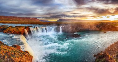 Güçlü Godafoss şelalesinin fantastik gündoğumu sahnesi.