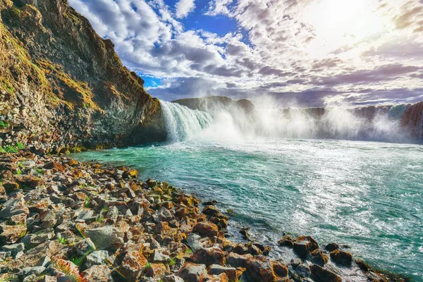 Fantastisk scen av kraftfulla Godafoss vattenfall — Stockfoto