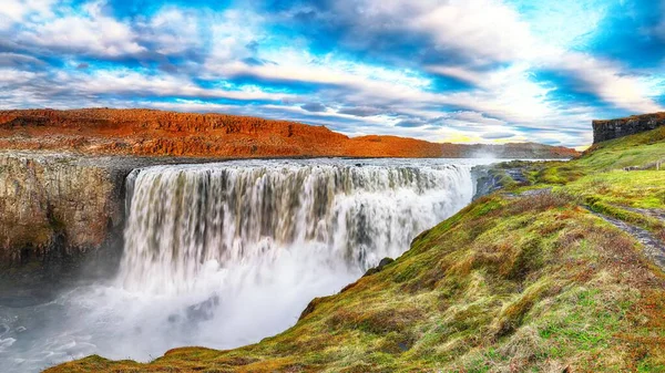 Vista dramática do pôr-do-sol da cachoeira mais poderosa da Europa c — Fotografia de Stock