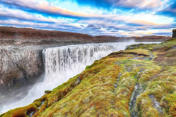 Fantastisk utsikt över soluppgången över Europas mäktigaste vattenfall — Stockfoto