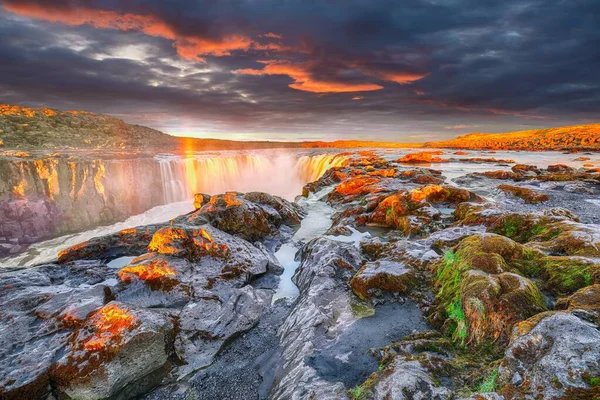 Dramatisk solnedgång utsikt över fantastiska vattenfall och kaskader av själv — Stockfoto