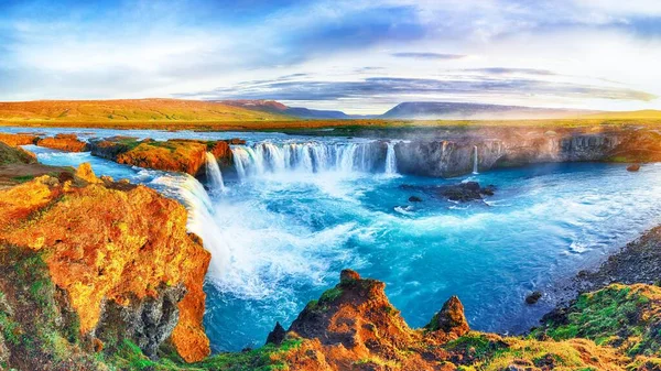 Fantastische Sonnenaufgangsszene des mächtigen godafoss-Wasserfalls. — Stockfoto