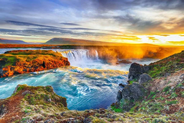 Fantástica escena del amanecer de la poderosa cascada Godafoss . — Foto de Stock