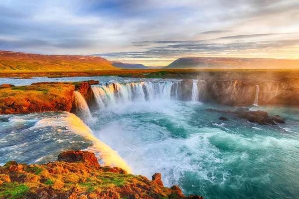 Fantastische zonsopgang scène van krachtige Godafoss waterval. — Stockfoto