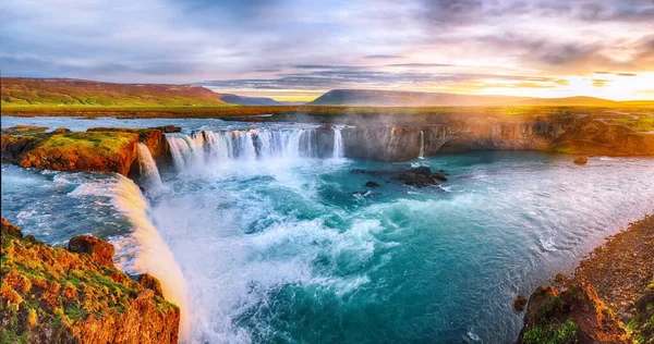 Fantastisk soluppgång scen av kraftfulla Godafoss vattenfall. — Stockfoto