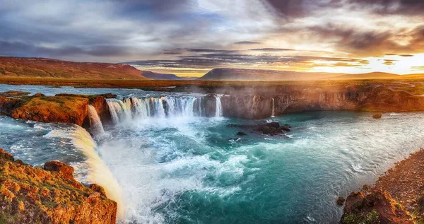 Fantastische zonsopgang scène van krachtige Godafoss waterval. — Stockfoto