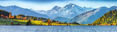 Haidersee 'nin görkemli sonbahar manzarası (Lago della Muta) göl esprisi