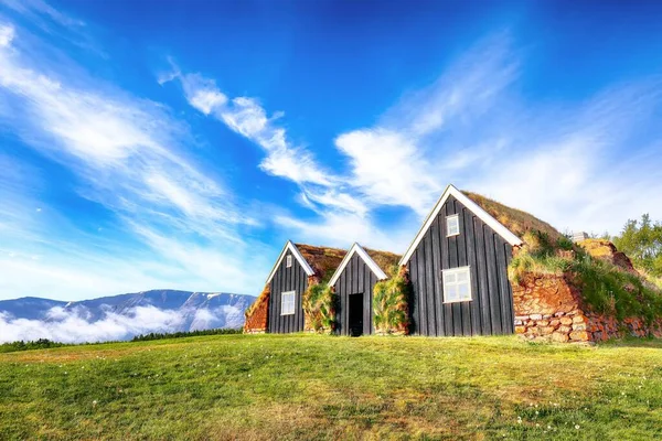Holar의 마을에 전통적인 아이슬란드 잔디 집 — 스톡 사진