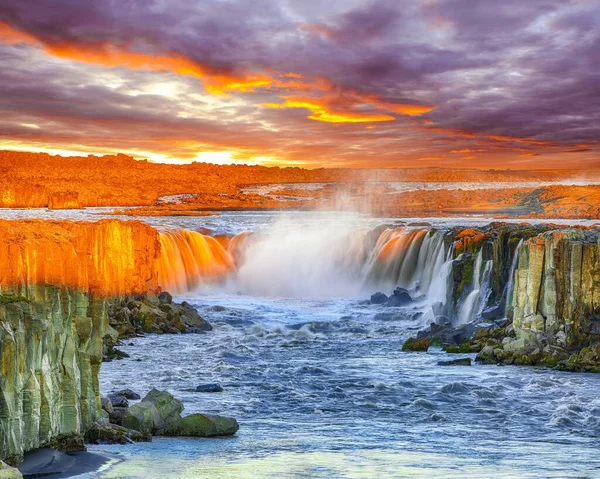 Dramatisk solnedgång utsikt över fantastiska vattenfall och kaskader av själv — Stockfoto