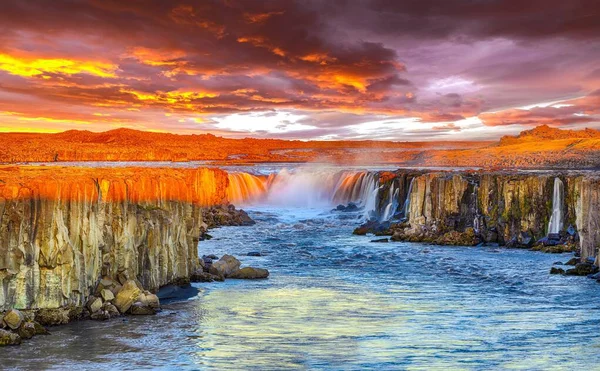 Dramatischer Sonnenuntergang mit fantastischem Wasserfall und Kaskaden des Selbst — Stockfoto