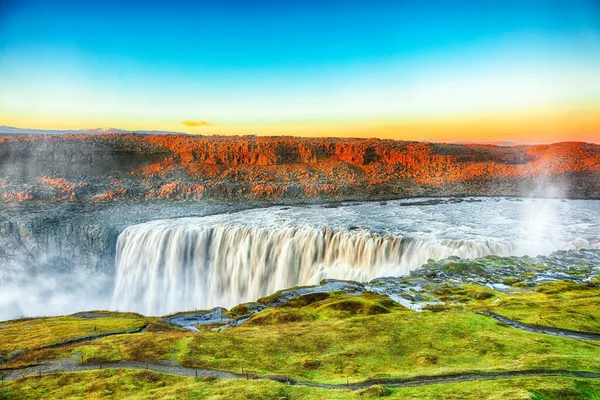 Maravillosa vista del amanecer de la cascada más poderosa de Europa — Foto de Stock