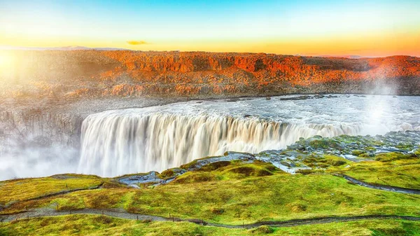 Maravillosa vista del amanecer de la cascada más poderosa de Europa — Foto de Stock