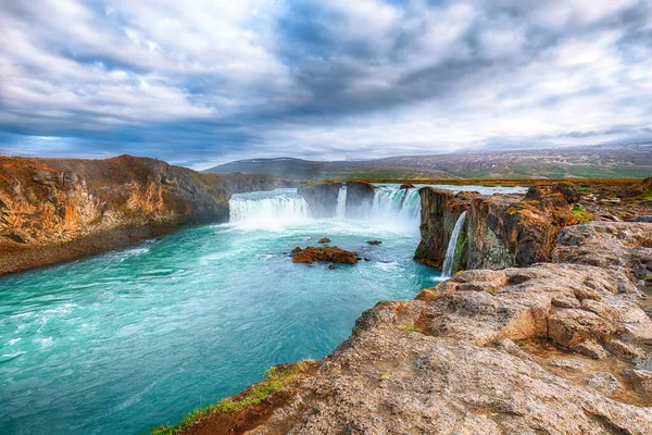 Cena de paisagem incrível da poderosa cachoeira Godafoss . — Fotografia de Stock