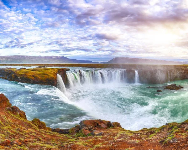 Fantástica escena al atardecer de la poderosa cascada Godafoss . — Foto de Stock