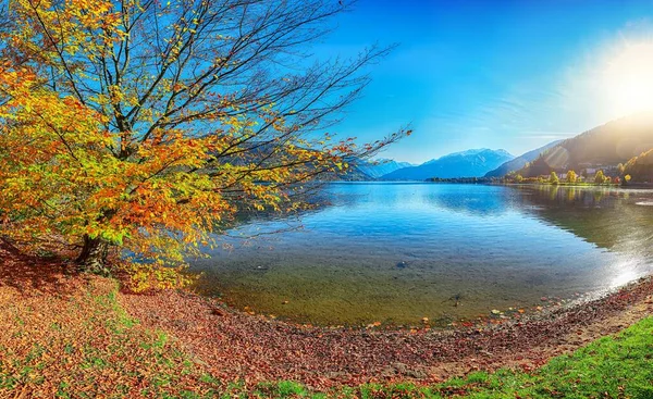 Espectacular vista otoñal de los prados del lago árboles y montañas en S — Foto de Stock