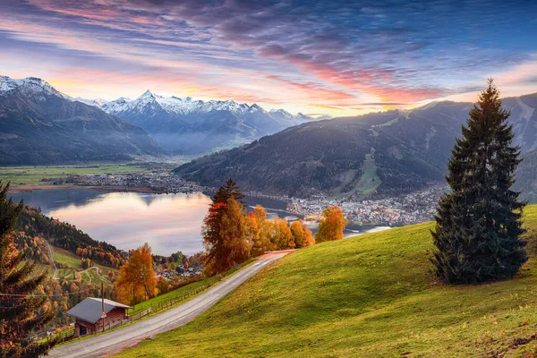 Spettacolare vista autunnale dei prati del lago alberi e montagne in S — Foto Stock