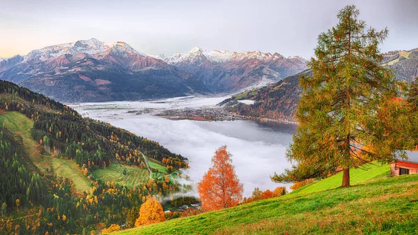Εντυπωσιακή θέα του φθινοπώρου των λιμνών λιβάδια και τα βουνά σε S — Φωτογραφία Αρχείου
