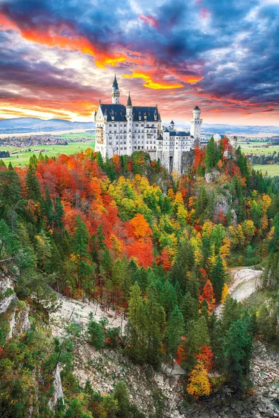 Sonbaharda ünlü Neuschwanstein Kalesi 'nin görkemli günbatımı manzarası.
