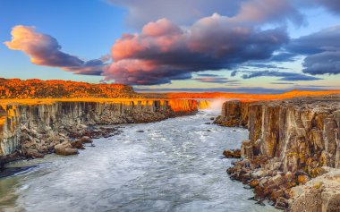 Şahane şelale ve şelalenin dramatik günbatımı manzarası