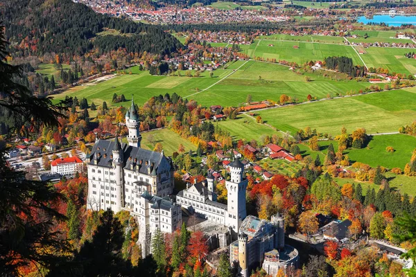 Vista aérea del famoso castillo de Neuschwanstein en otoño . — Foto de Stock