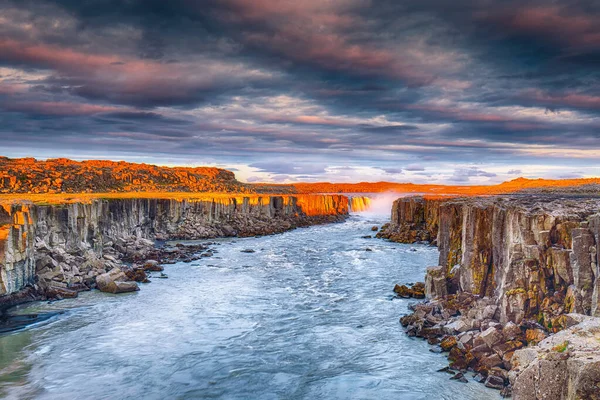 Драматичний вид на захід сонця фантастичний водоспад і каскади Себе — стокове фото