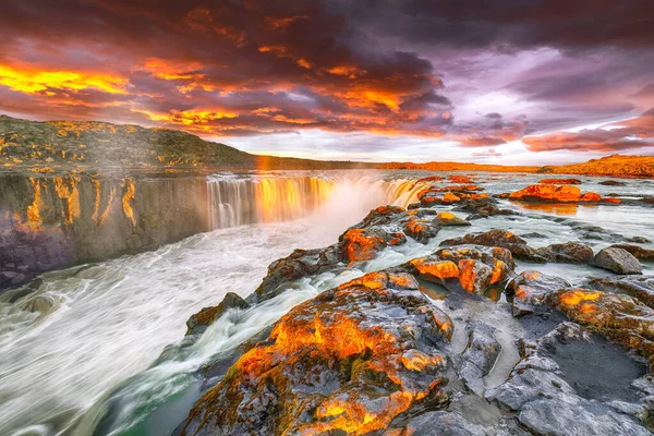 Coucher de soleil spectaculaire sur la chute d'eau fantastique et les cascades de Self — Photo