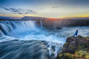 Güçlü Godafoss şelalesinin fantastik günbatımı sahnesi.