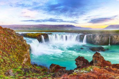 Güçlü Godafoss şelalesinin fantastik günbatımı sahnesi.