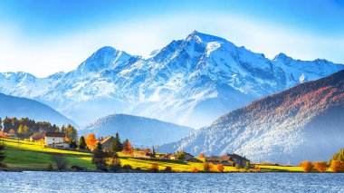 Haidersee 'nin görkemli sonbahar manzarası (Lago della Muta) göl esprisi