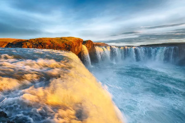 Fantastyczna scena wschodu słońca potężnego wodospadu Godafoss. — Zdjęcie stockowe