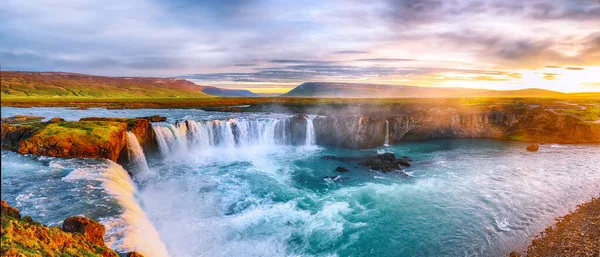 Fantástica escena del amanecer de la poderosa cascada Godafoss . — Foto de Stock