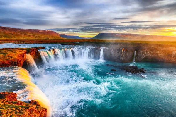 Fantasztikus napkelte jelenet hatalmas Godafoss vízesés. — Stock Fotó