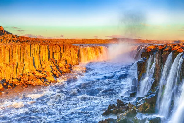 Dramatische zonsondergang uitzicht op fantastische waterval en cascades van Self — Stockfoto