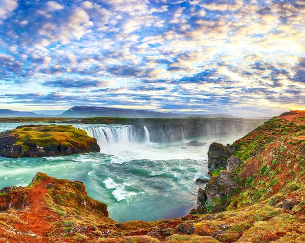 Fantastisk solnedgång scen av kraftfulla Godafoss vattenfall. — Stockfoto