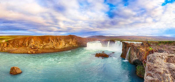 Cena de paisagem incrível da poderosa cachoeira Godafoss . — Fotografia de Stock